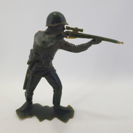Пластиковая фигурка солдата в каске с винтовкой, тёмно-зелёный цвет, СССР